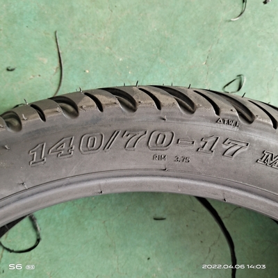 140/70-17 8 Ply Rate Schwarzer Motorradreifen 18 Zoll Hergestellt für das Laden Port Qingdao