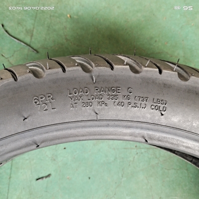 140/70-17 8 Ply Rate Schwarzer Motorradreifen 18 Zoll Hergestellt für das Laden Port Qingdao