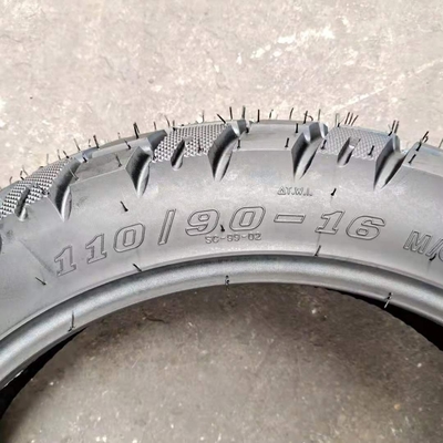 Ladung des Hafens Qingdao 110/90-16 Rohrloser Motorradreifen mit einem Gummigehalt von 35% bis 55%
