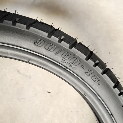 Ausgezeichnete Leistung Motorradreifen und Innenrohr 3.00/3.25-18 mit Natrual Gummi