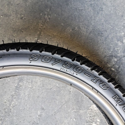 Naturkautschuk Motorradreifen 2,75-16 2,75-17 2,75-18 2,50-17 9090-18 mit Rohstoff