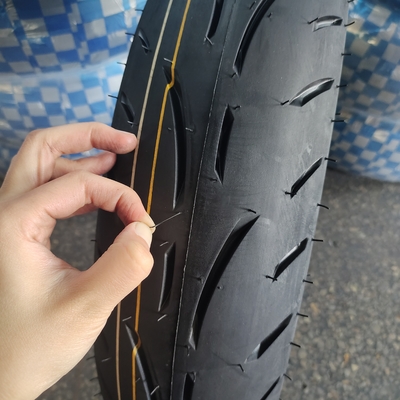 Mittlerer Osten Markt muss 120/70-17 Motorradreifen mit 35%-55% Gummigehalt haben