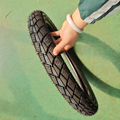 Kautschuk-Motorradreifen und -Röhren 2.75-17 Hohe Zugfestigkeit 35%-55% Kautschukgehalt