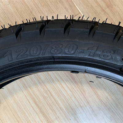 Qingdao Port Motorradreifen 18 mit einer Produktionskapazität von 5000 Stück pro Tag