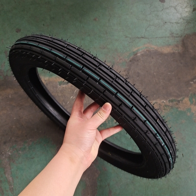 Motorradreifen 2,75-17 mit Ladestelle auf dem Markt von Qingdao