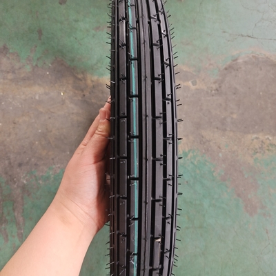 Motorradreifen 2,75-17 mit Ladestelle auf dem Markt von Qingdao