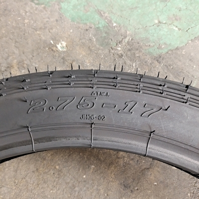 Motorradreifen 2,75-17 mit Ladestelle auf dem Markt von Qingdao