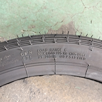 Motorradreifen 2,75-17 mit Ladestelle auf dem Markt von Qingdao