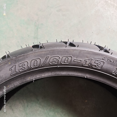 130/60-13 TL Gummi-Rohrlos-Motorradreifen mit Reifengehäuse und Gummigehalt von 35%-55%