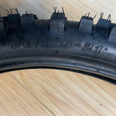 Motor 80/100 21 Motorradreifen mit einem Gummigehalt von 35% bis 55% im Hafen von Qingdao