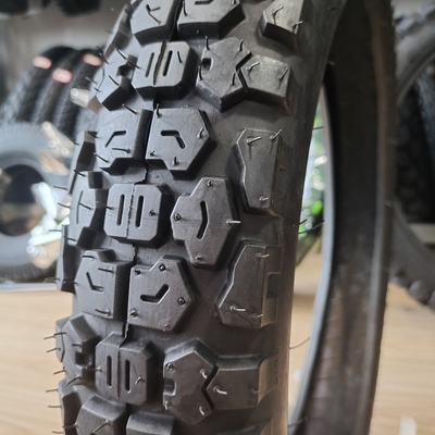 Ladung des Hafens von Qingdao Motorradräder Reifen 90/90-18 mit langlebigem Reifengehäuse