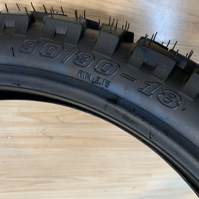 Erschwingliche Motorradreifen 90/90-18 mit Reifengehäuse und 35%-55% Gummigehalt