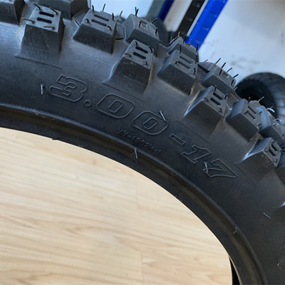 5000 Stück pro Tag Maxxis Motorradreifen für Bajaj Boxer 300-17 Gummigehalt 35%-55%