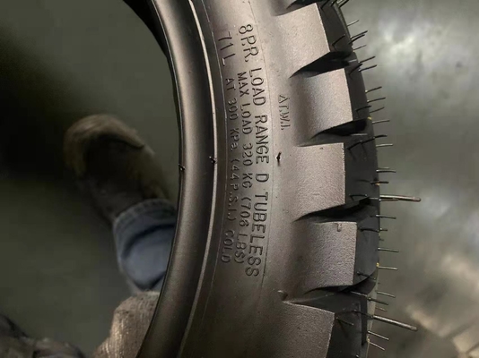 Produktionskapazität 5000 Stück pro Tag 110/90 16 Rohrloser Motorradreifen mit Reifengehäuse