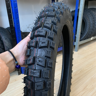 Produktion von 5000 Stück pro Tag mit Motorradreifen-Rückholzmaschine 300-17