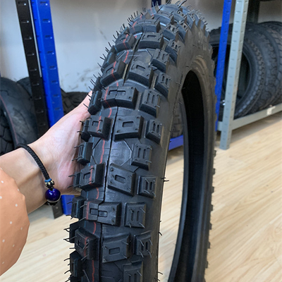 Produktion von 5000 Stück pro Tag mit Motorradreifen-Rückholzmaschine 300-17