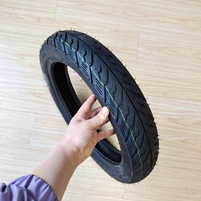 80/90-14 Größe Motorradrohrlose Reifenherstellungsmaschine mit und tiefem Musterdesign