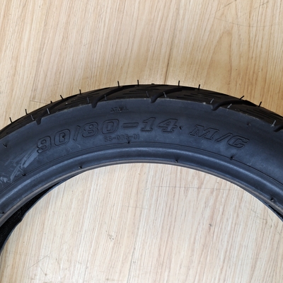 80/90-14 Größe Motorradrohrlose Reifenherstellungsmaschine mit und tiefem Musterdesign