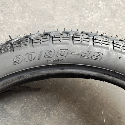 Produktionskapazität 5000 Stück pro Tag Motorradreifen Reifen 90/90-18 Rohrlose Reifenhülle