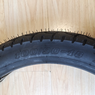 10090-18 TL Motorradreifen mit Naturgummi-Stahl-Nylon-Material und OEM-Annahme