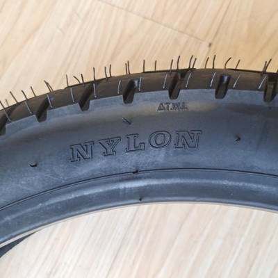 10090-18 TL Motorradreifen mit Naturgummi-Stahl-Nylon-Material und OEM-Annahme