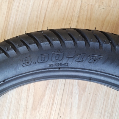 3.00-17 Naturgummi-Motorradreifen Beliebtes Muster für Hochgeschwindigkeitsleistung