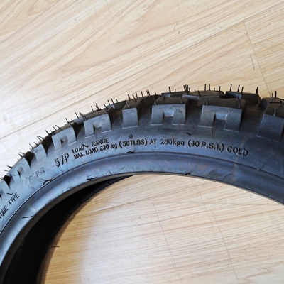 90/90-18 TT Motorradreifen MT026 Hergestellt mit einem Gehalt an Naturkautschuk von 35% bis 55%