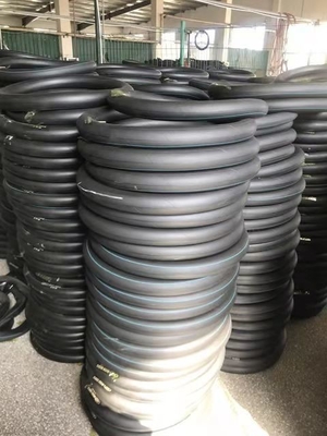 130/70-17 300-18 Motorradreifen für eine lange Lebensdauer von 20000 KM im Hafen von Qingdao