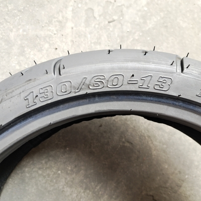 Zugfestigkeit 10,5 Motorradreifen 130/60-13 TL für und Produktionskapazität