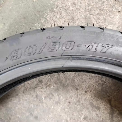 Qingdao Ladehafen Natrual Gummi 17 Zoll 90/90-17 8 Schicht Rate Motorrad Reifen hergestellt