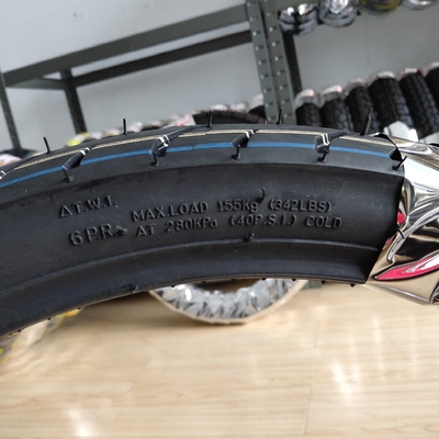 Erleben Sie eine reibungslose Fahrt mit 70/90-17 farbenfrohen Motorradreifen und 20000 KM Arbeitszeit