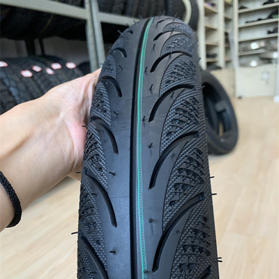 Motorradreifen 80/90-17 mit Wettbewerbsfähigkeit und Produktionskapazität von 5000 Stück pro Tag