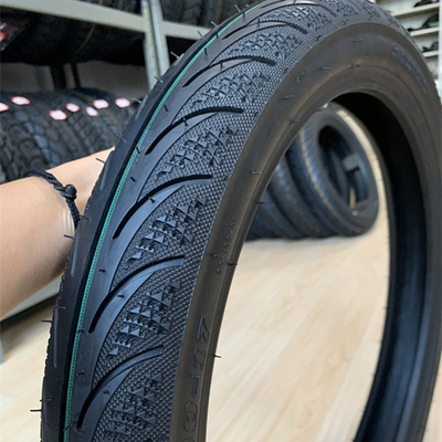 Motorradreifen 80/90-17 mit Wettbewerbsfähigkeit und Produktionskapazität von 5000 Stück pro Tag