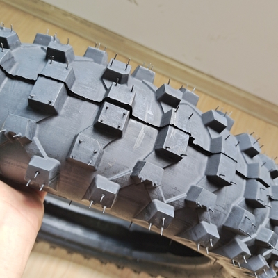 Motorradreifen 4.60-17 Rohrlos und Rohrlos mit Produktionskapazität 5000 Stück pro Tag