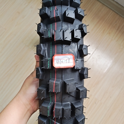 35% bis 55% Gummigehalt Motorradreifen 4.10-18 OWN DOT ISO CCC SONCAP im Hafen von Qingdao