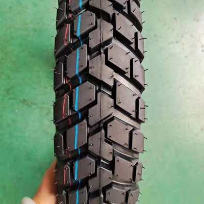 Maxxis Motorradreifen Tubeless 110/90-16 mit einem Gummigehalt von 35% bis 55% im Hafen von Qingdao