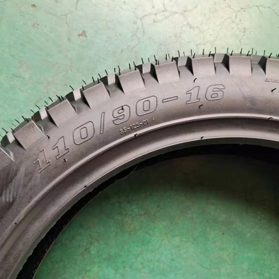 Maxxis Motorradreifen Tubeless 110/90-16 mit einem Gummigehalt von 35% bis 55% im Hafen von Qingdao