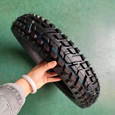 Maxxis Motorradreifen Tubeless 110/90-16 mit einem Gummigehalt von 35% bis 55% im Hafen von Qingdao