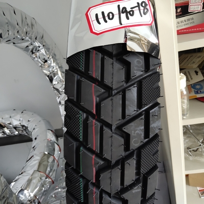 Verladung von Motorradreifen 110/90-18 aus Naturkautschuk aus Nylon