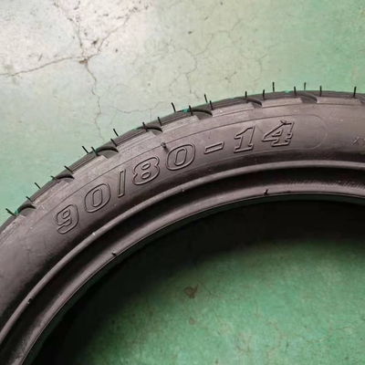 5000 Stück pro Tag Produktionskapazität Motorradreifen mit tiefgreifendem Designmuster