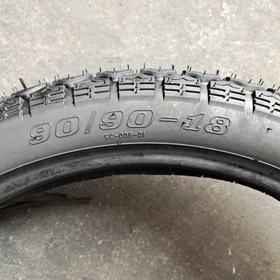 5000 Stück pro Tag beliebter Motorradreifen 90/90-18 mit Zugfestigkeit 10.5
