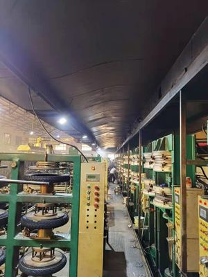 90/90-18 90/90-17 110/90-16 110/90-17 100/90-17 Rohrloser Motorradreifen Eigener 300-18