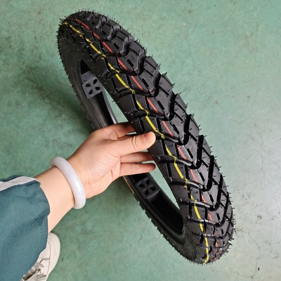 Motorradreifen 2,75-17 Rohrlos Klasse A 5000 Stück pro Tag Produktion mit Deep Design