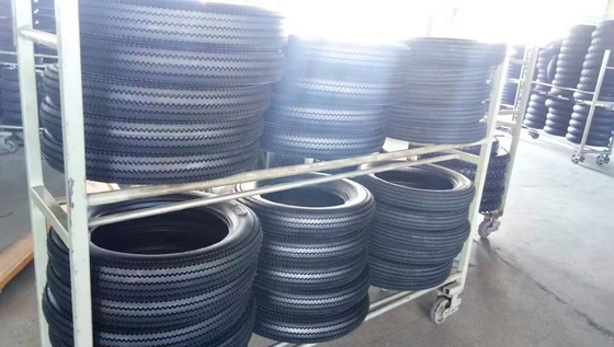 Motorradreifen mit Sägezahnmuster 4,50x17 450-17 450/17 für den Ladehafen Qingdao Hafen
