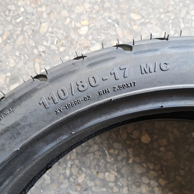 110/80-17 8PR Motorradreifen mit hoher Zugfestigkeit Langlebigkeit für den Markt in Venezuela