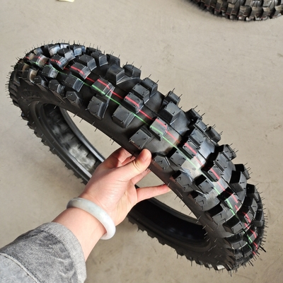 410-18 Geländemotorradreifen aus dem Ladehafen Qingdao-Hafen und 4,8 kg