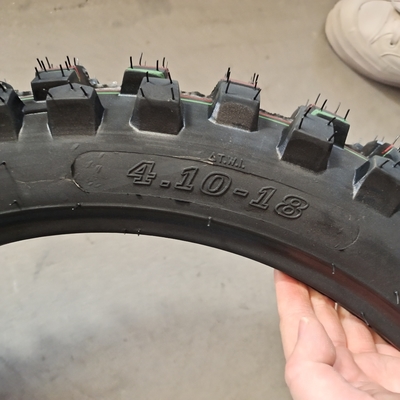 410-18 Geländemotorradreifen aus dem Ladehafen Qingdao-Hafen und 4,8 kg