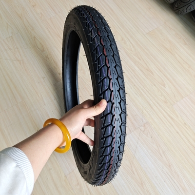 Produktionskapazität 5000 Stück pro Tag Motorradreifen 70/100-17 Rohrlos für Roller