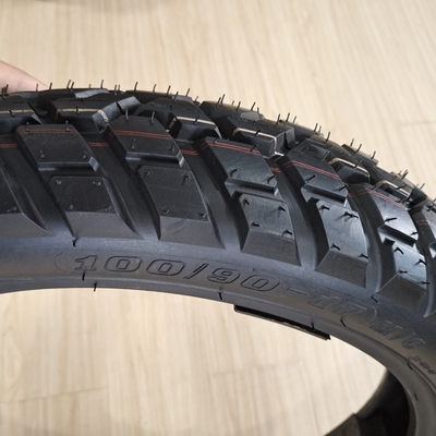 Motorradreifen 100/90-17 5000 Stück pro Tag Produktionskapazität und Lebensdauer 20000 KM