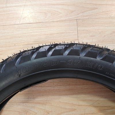 Motorradreifen 100/90-17 5000 Stück pro Tag Produktionskapazität und Lebensdauer 20000 KM